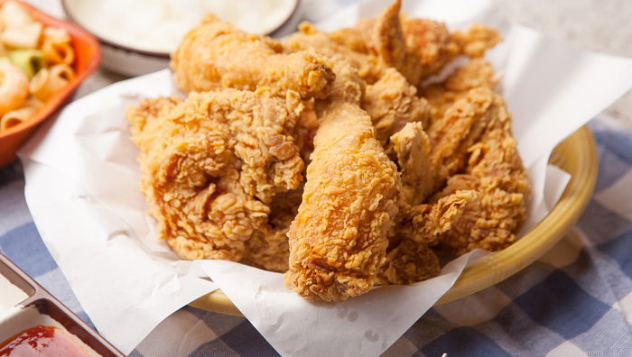 “왜 ‘치킨’이 삼계탕보다 비싼가요?” 치킨업체들 뼈 때리는 한국생활 3년차 외국인