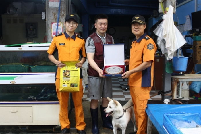 “멍멍” 짖어 대형 화재 막은 뒤 상으로 ‘사료’ 받자 신난 댕댕이