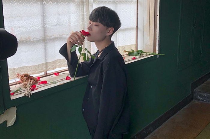 입술에 장미꽃 살짝 물고 섹시미 터트린 ‘국민썸남’ 요한