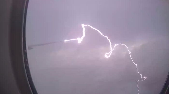 비행기에 ‘벼락’이 떨어진 뒤 그대로 튕겨져 나가는 놀라운 순간