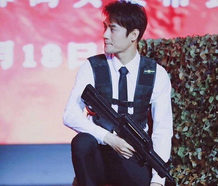 여성 팬들 심쿵하게 만드는 ‘예쁜 손’에 65억원 보험까지 든 배우