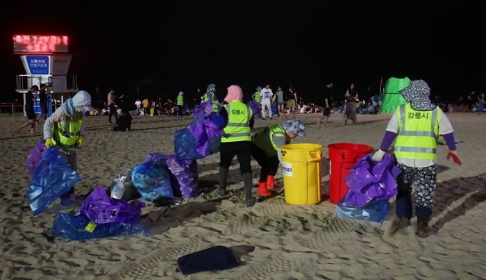 휴가철 피서객이 실컷 먹다 버린 쓰레기 치우는 환경미화원들