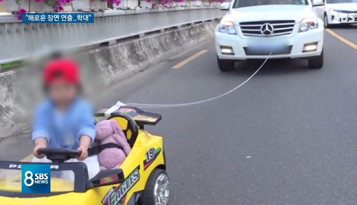 차 쌩쌩 달리는 도로 위서 어린 딸 상대로 ‘상황극’ 연출하는 ‘유튜버’ 부모