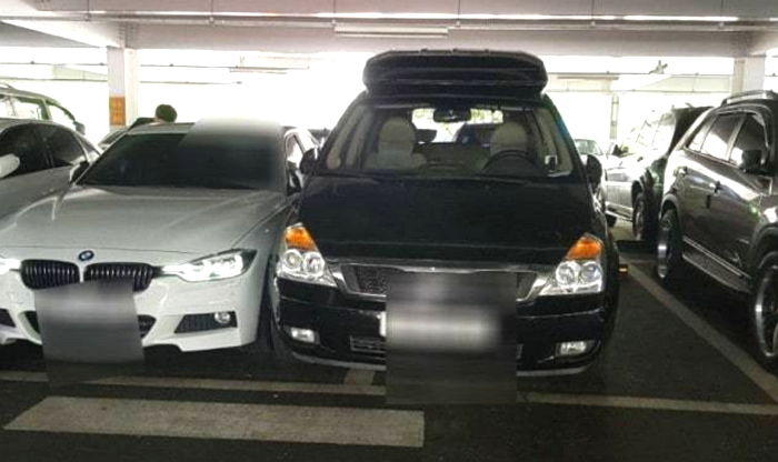 사람 미어터지는 워터파크 주차장에 ‘이중주차’한 카니발 운전자