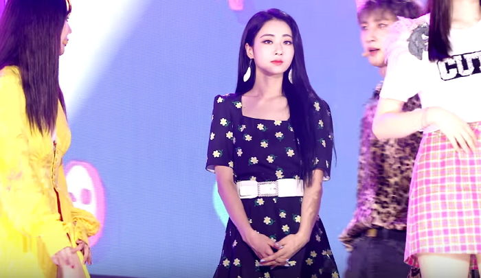 후배 아이돌 사이서 혼자 뻘쭘해하는 경리 언니 챙겨주는 현아