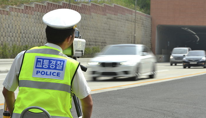 밤 11시에 왕복 6차로 도로 무단횡단 하다가 차에 치여 사망한 10대