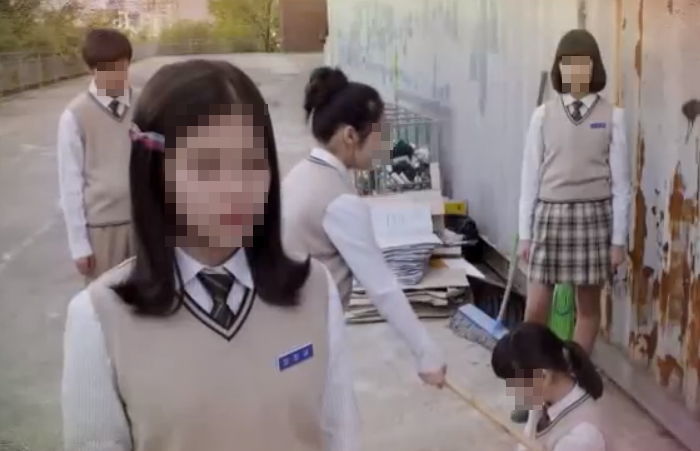 자기 전남친 만난다는 이유로 친구 무차별 폭행한 여고생들