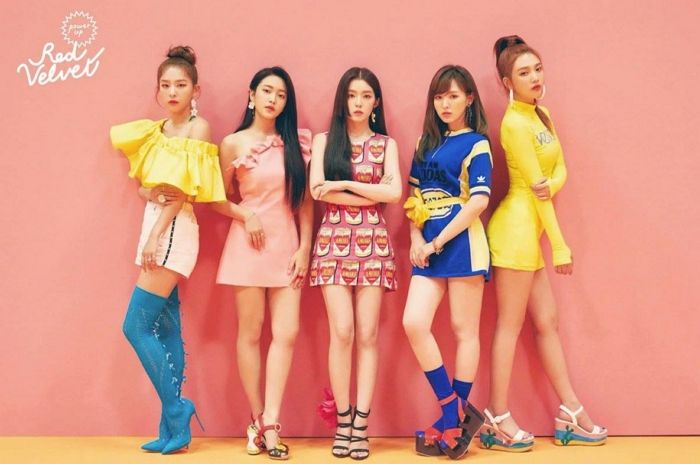 ‘히메컷+노랑머리띠’ 복고풍 스타일링 하고도 ‘짱예’인 레드벨벳