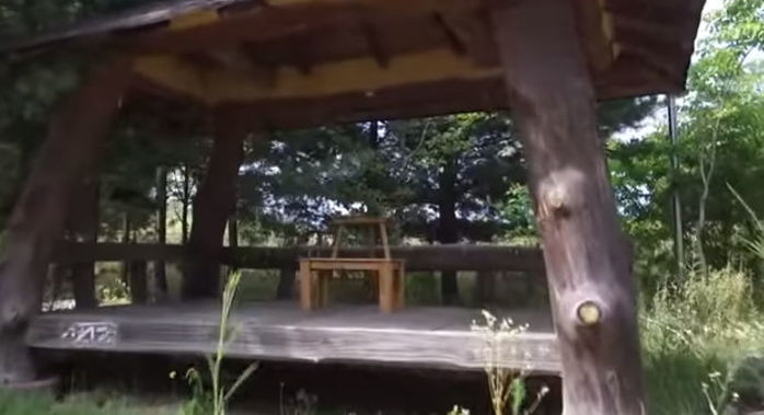 중장비까지 동원해 시청 앞 ‘정자’ 통째로 훔쳐 집으로 가져간 공무원