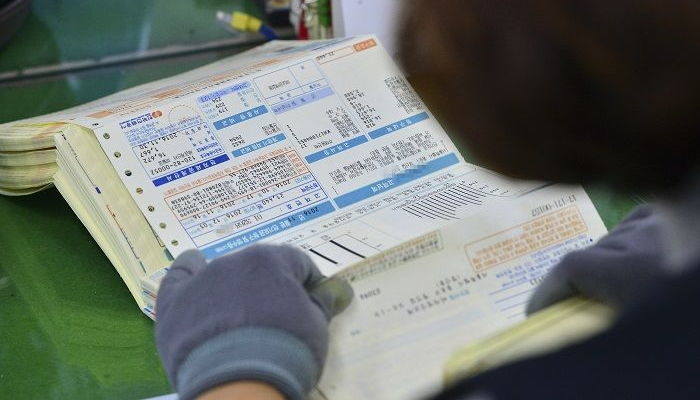 “에어컨 팡팡 틀고 싶어요”…정부, 7~9월 전기료 10% 인하 추진한다