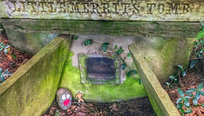 8살 소년이 묻힌 무덤에 ‘작은 창문’이 달려 있는 슬픈 이유