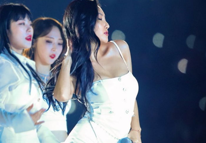 ‘올화이트’ 핫팬츠에 끈나시 입고 ‘섹시 보스’ 등극한 화사