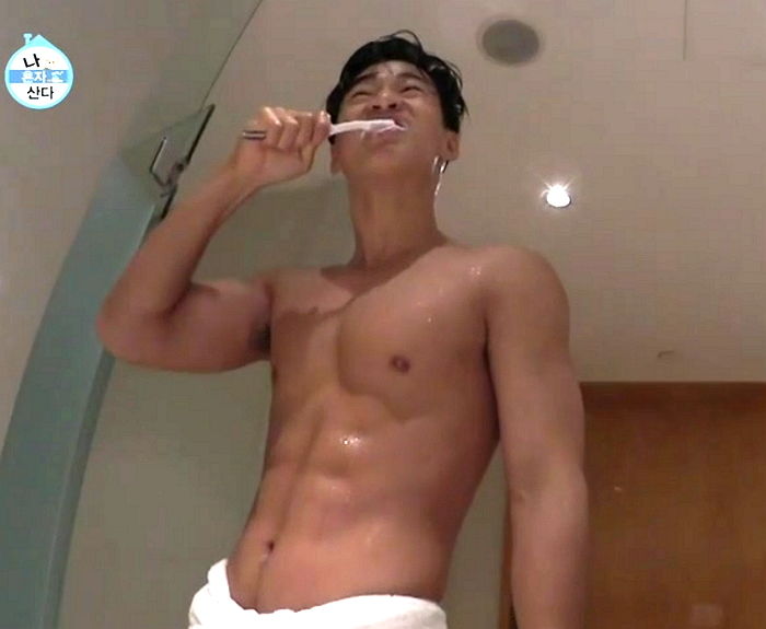 ‘와플 복근·역삼각 뒤태’ 공개한 ‘상남자’ 헨리