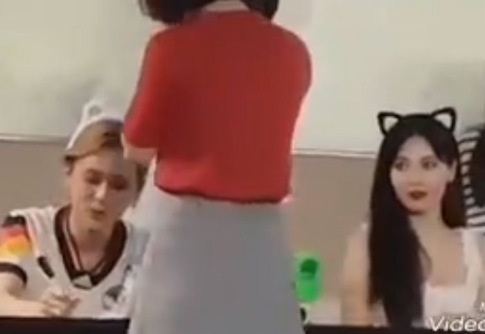 남친 이던에게 사인받는 팬 흘깃 보며 귀엽게 질투(?)하는 현아