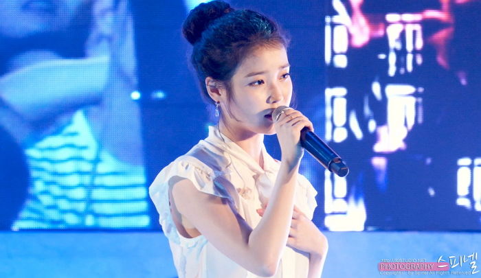 공연 끝난 후에도 ‘폭염’ 속에서 무반주 앵콜 무대 펼친 아이유