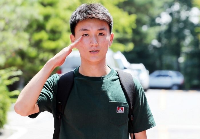 열흘 남은 아시안게임서 금메달 따면 바로 전역하는 의경 축구선수