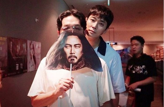 ‘신과함께2’ 무대인사에서 염라 이정재 놀리기에 푹 빠진 하정우