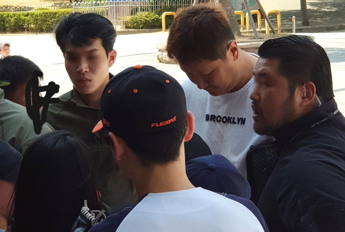 폭염에 몰려드는 팬 발견하고 일일이 사인해주고 간 이대호 선수