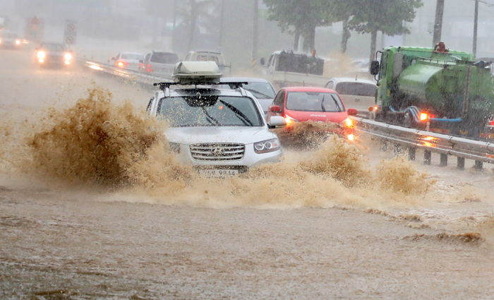 “물이 허벅지까지 찼다”…폭염에 ‘물폭탄’까지 쏟아진 강릉 현재 상황