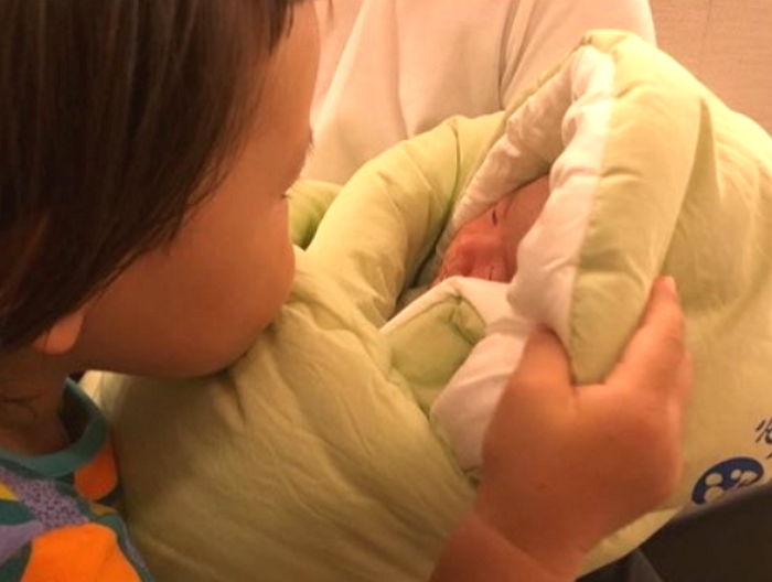 쪼끄만 동생 쓰담쓰담하며 ‘형아미’ 발산하는 김나영 아들 신우