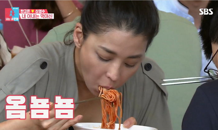 똥머리 질끈 묶고 비빔국수 ‘폭풍흡입’하는 올해 ‘44살’ 한고은