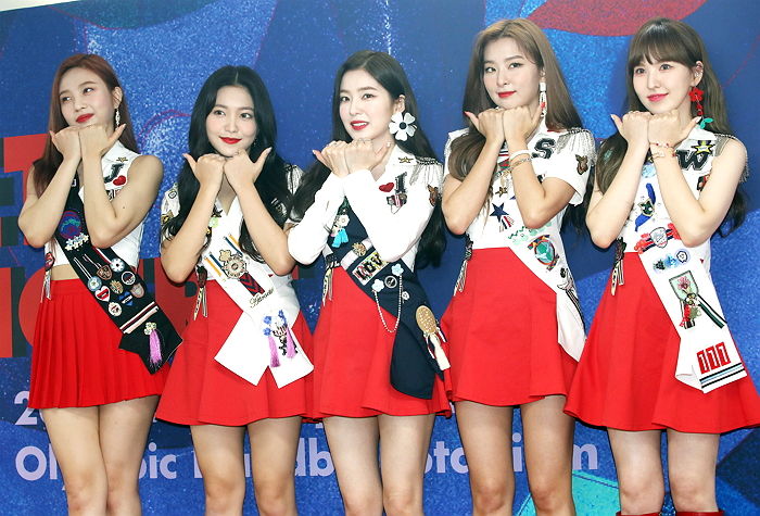 컴백하자마자 국내 차트 ‘1위’ 휩쓸고 있는 레드벨벳 신곡 ‘파워업’