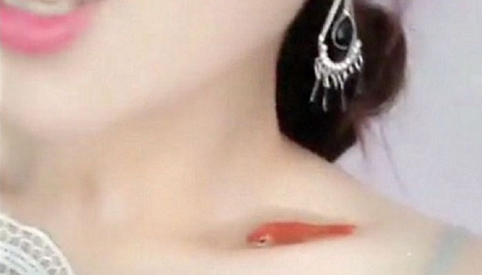 ‘움푹 팬’ 쇄골 어항 삼아 헤엄치는 물고기 인증하는 ‘쇄골 챌린지’