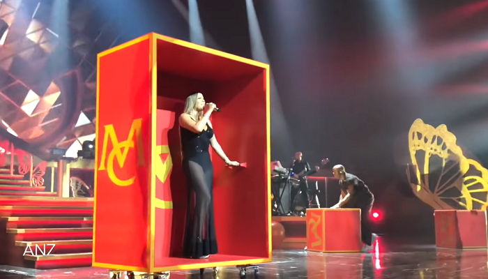 콘서트 중 마이크 떨궈 ‘립싱크’ 제대로 인증한 머라이어 캐리