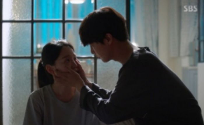 펑펑 우는 신혜선 얼굴 부여잡고 ‘심쿵’ 스킨십한 ‘서른이지만’ 양세종