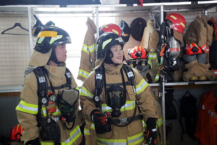 불볕더위 속 소방관들이 입는 ‘30kg짜리’ 방화복 입어본 김정숙 여사