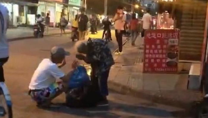 “가방 들어줘 고맙다”며 90도 인사하는 할머니에게 쑥스러워 ‘손사래’ 치는 청년