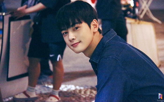 꿀 뚝뚝 떨어지는 눈빛으로 아이컨택하는 ‘얼굴 천재’ 차은우