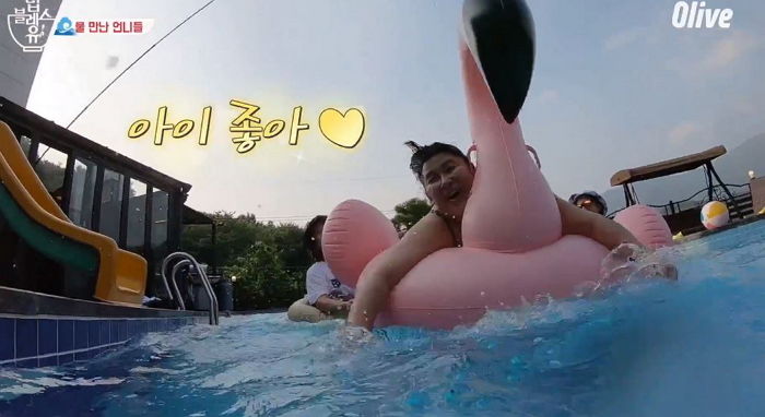 간신히 홍학 튜브에 올라타고 세상 뿌듯해하는 ‘통통이 언니’ 이영자