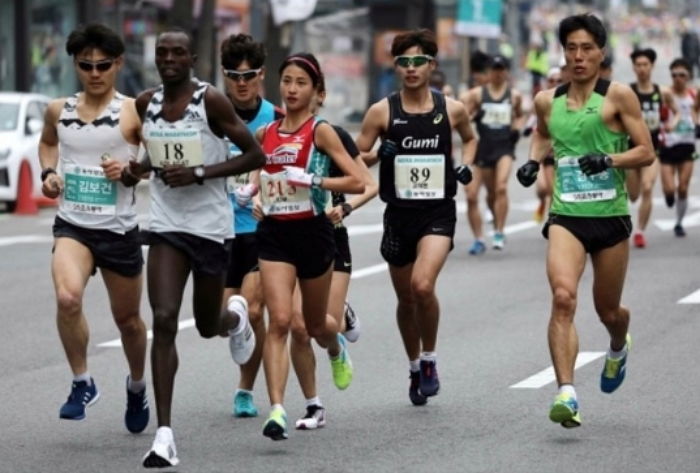 풀코스 딱 ‘3번’ 뛰고 한국 신기록 세웠던 마라톤 선수가 금메달 도전한다