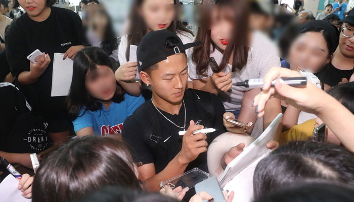오늘 자 공항에서 인기 폭발해 사인해주고 다니는 ‘슈스’ 이승우