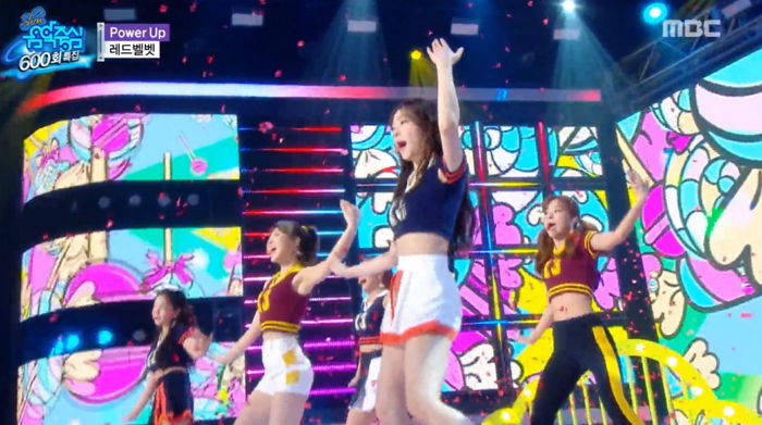 허리 라인 드러낸 ‘치어리더 의상’ 입은 ‘요정 미모’ 아이린