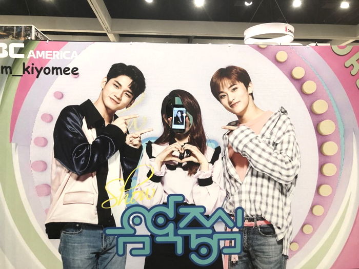 ‘미나’ 얼굴에 구멍 뚫어놓고 기념사진 찍으라는 MBC AMERICA