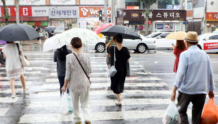 일요일인 오늘(12일) 전국 소나기에 ‘불쾌지수’ 급상승…최악의 폭염 계속된다
