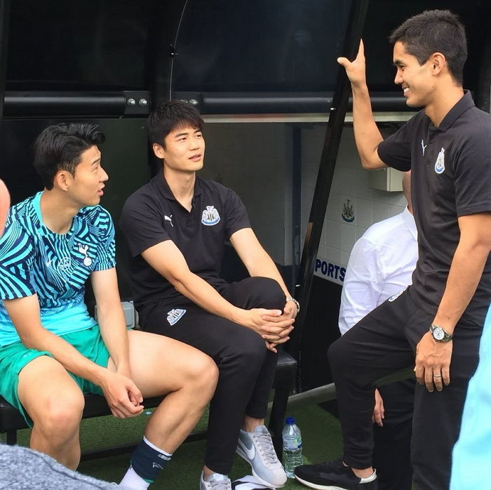 맞대결은 아쉽게 무산됐지만 몸 풀다 만나 근황 확인한 손흥민·기성용