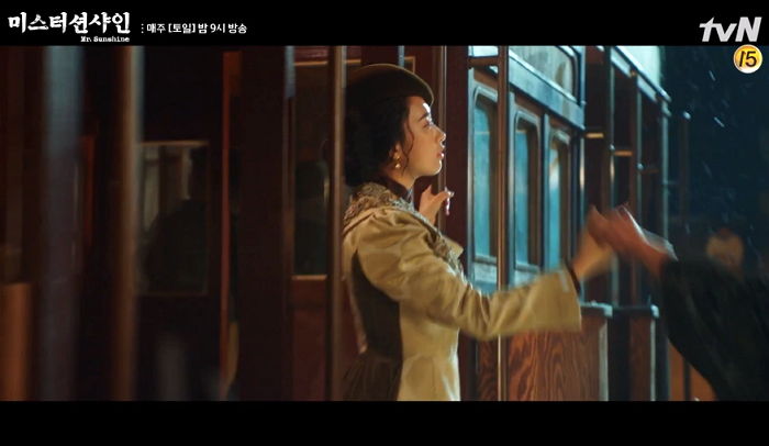 “손이 차보여서” 전차서 히나 손 덥석 잡아 품에 끌어안은 동매