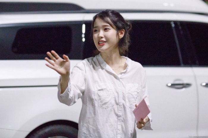 지코 콘서트에 자기 보러 찾아온 팬들 보자 차에서 내려 인사하는 아이유