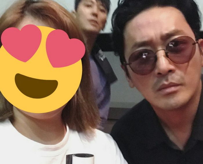 팬과 사진 찍는 하정우 형 부러워 ‘몰래 끼어든’ 주지훈