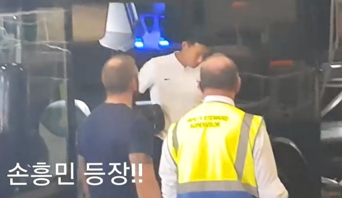 ‘손흥민’ 경기장 도착하자 목 터져라 응원하는 해외 팬들