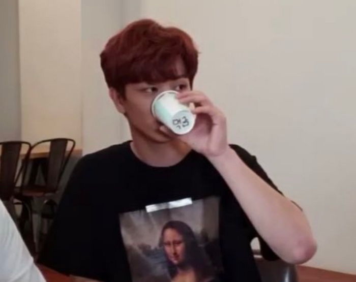 어제자 브이앱서 ‘먹금’이라 적힌 종이컵 사용한 ‘육잘또’ 육성재