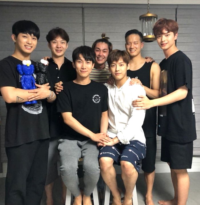 ‘군 입대’ 전 멤버끼리 찍은 다정한 ‘가족 사진’ 공개해 팬들 울린 비투비