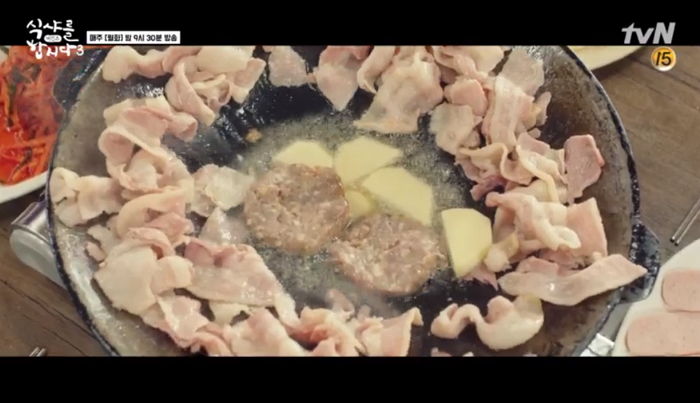 솥뚜껑 베이컨 구이 먹방으로 침샘 폭발시킨 ‘식샤3’ 윤두준