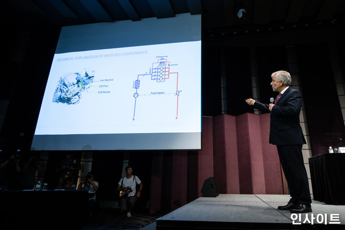 요한에벤비클러 bmw 품질관리 수석부사장이 6일 오후 서울 중구 조선호텔에서 최근 잇달아 발생하고 있는 'BMW차량 화재 사태'와 관련해 기자회견을 갖고 브리핑을 하고 있다. / 사진=고대현 기자 daehyun@