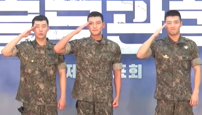 이병 성규의 어색한 거수경례에 비상(?) 걸린 지창욱·강하늘 상병