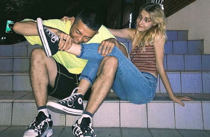 휴가 나와 여친 미초바 발목 ‘콕’ 깨물며 달달한 애정 과시한 상병 빈지노