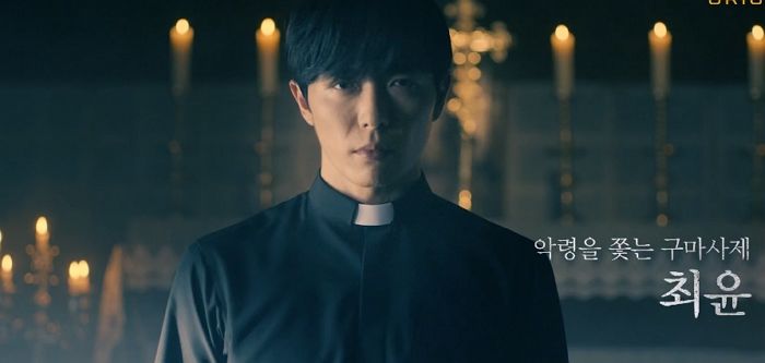 '구마의식'하며 귀신 들린 사람 목 조르는 소름甲 '손' 김재욱 - 인사이트 '구마의식'하며 귀신 들린 사람 목 조르는 소름甲 '손' 김재욱 - 인사이트